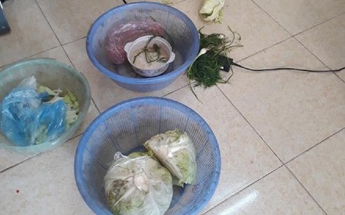 Phụ huynh tố cáo trường cho trẻ ăn rau thối, tôm ươn