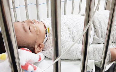 Con nhập viện, mẹ tuyên bố "không cho ai chạm vào con", lý do khiến nhiều cha mẹ ủng hộ