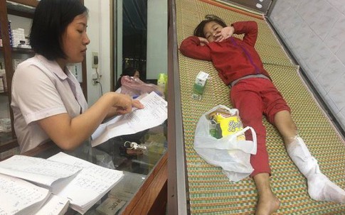 Bé gái 5 tuổi ngủ vỉa hè trong đêm lạnh vừa phải nhập viện cấp cứu