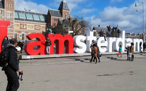 Biểu tượng nổi tiếng 'I amsterdam' của thủ đô Hà Lan bị dỡ bỏ cho du khách đỡ phải chụp ảnh