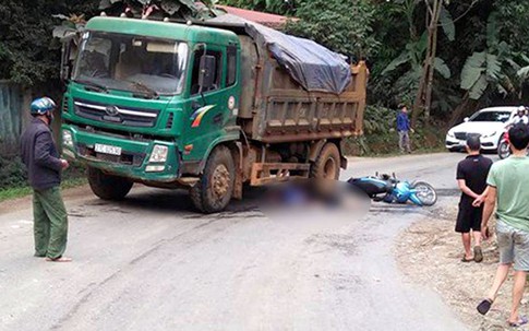 Va chạm với xe tải, vợ tử vong, chồng nguy kịch