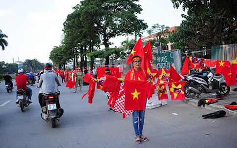 Đỏ rực các tuyến đường hướng về sân Mỹ Đình