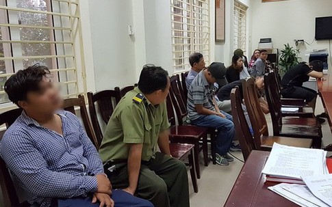 Nhân viên bảo vệ thuộc VFF bị đưa về đồn công an khi đang chào bán vé mời hơn 10 triệu/cặp