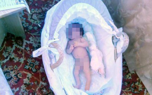 Đặt con ba tháng tuổi trần truồng ngoài trời lạnh để 'dằn mặt' chồng cũ