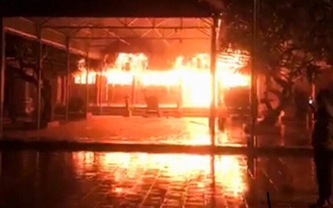 Đình làng ở Dịch Vọng cháy lớn do thắp hương ngày đầu tháng