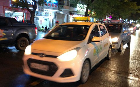 Taxi truyền thống, công nghệ 'tê liệt' ngày Hà Nội chuyển mưa rét