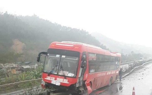 Xe khách cày nát giải phân cách cao tốc trong mưa