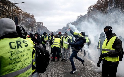 Người biểu tình đốt xe, ném hơi cay vào cảnh sát Paris