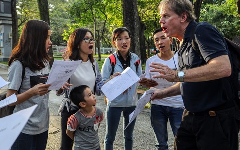 Người nước ngoài dạy tiếng Anh trong công viên ở Sài Gòn