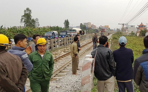 Băng qua đường sắt, đôi nam nữ đi xe máy bị tông tử vong