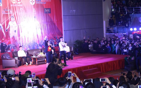 Văn Thanh diễn lại tư thế ăn mừng trong Lễ vinh danh 4 tuyển thủ U23 tại Hải Dương