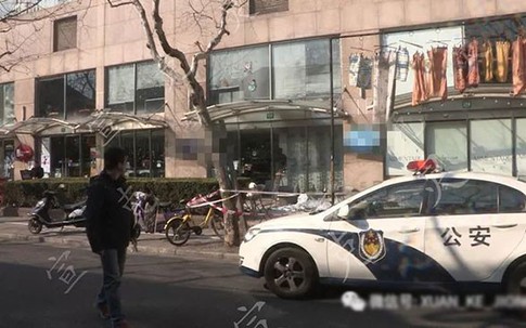 Bảo vệ chung cư bị người phụ nữ rơi từ tầng 10 xuống trúng người