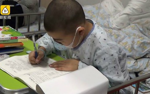 Cậu bé ung thư Trung Quốc làm bài thi trên giường bệnh