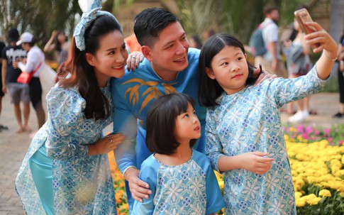 Bình Minh đưa vợ con đi dạo đường hoa, chụp ảnh Tết