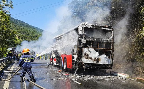 Cháy xe khách trên đèo Hải Vân, gần 30 người thoát nạn