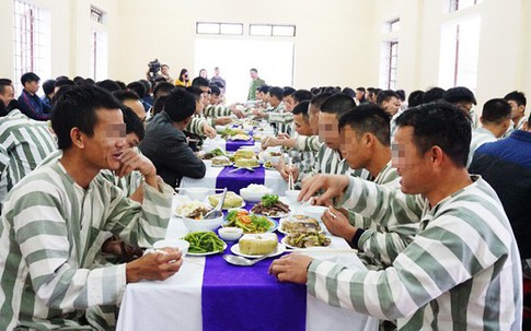 Ấm áp bữa cơm tất niên trong trại giam