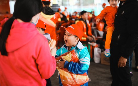 Ngập tràn niềm vui Tết trên chuyến bay "Chắp cánh yêu thương"