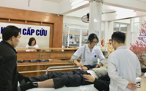 Phòng mổ “vỡ trận”, bác sĩ vã mồ hôi chạy đua cấp cứu tai nạn giao thông ngày Tết