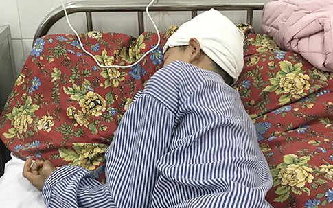 Nam sinh bị thầy giáo đánh tụ máu não đi học trở lại