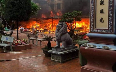 Cháy lớn tại khuôn viên Đền Mẫu Đồng Đăng