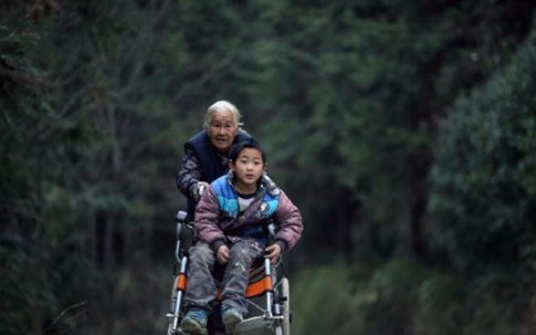 Cụ bà 76 tuổi hàng ngày đẩy xe lăn 24 km đưa cháu đến trường