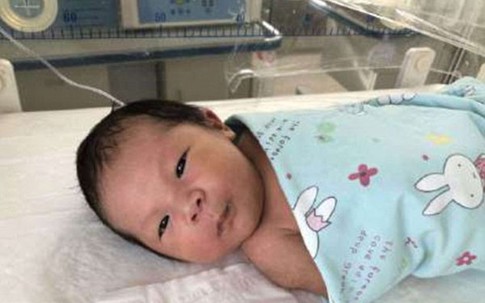 Bé trai sơ sinh bị vứt bỏ trên đường giữa đêm lạnh âm 20 độ C