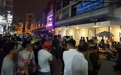Đại úy cảnh sát rơi từ tầng một xuống đất khi vây bắt giang hồ