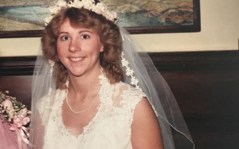 Mở hộp váy cưới của mẹ từ 32 năm trước, cô gái phát hiện điều sai trái nhưng không ngờ mạng xã hội đã "giải quyết" tất cả