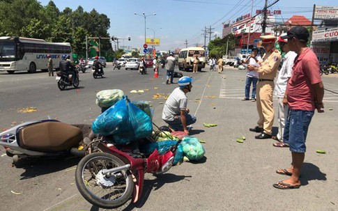 6 người đi xe máy dừng đèn đỏ bị ôtô khách hất văng