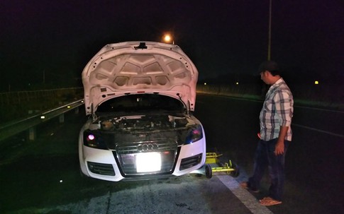 Xe Audi 2 cửa phát hỏa trên đường cao tốc