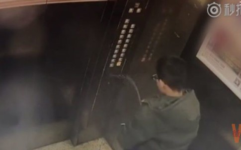 Cậu bé Trung Quốc bị kẹt trong thang máy vì tiểu bậy lên bảng điều khiển