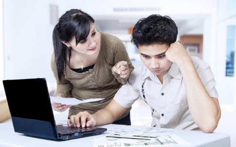 Những anh chồng học cao vẫn bị vợ 'dìm' vì lương thấp