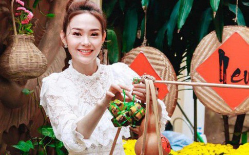 Minh Hằng bày cả phố hoa trong nhà để chụp ảnh "tự sướng" Tết vừa qua