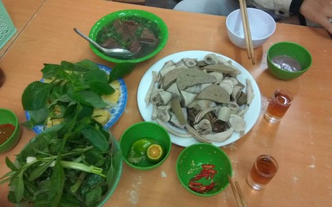 Tranh cãi đĩa lòng lợn giá nửa triệu đồng đắt hay rẻ