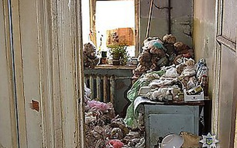 Phát hiện bà lão sống cùng xác khô của mẹ suốt 30 năm trong căn hộ cũ nát tại Ukraina