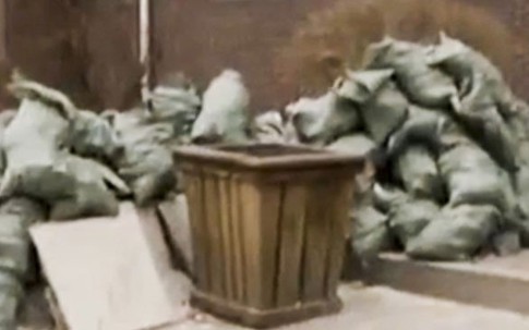 Vứt nhầm túi tiền vào thùng rác, được hàng xóm nhặt được mang trả