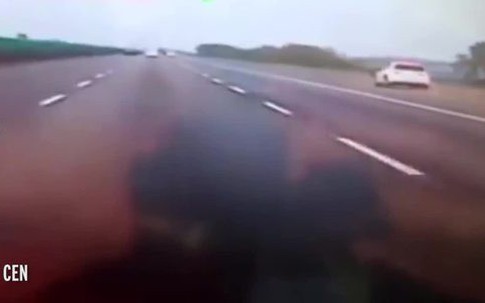 Cãi nhau với bạn trai, cô gái nhảy ra khỏi xe ở vận tốc gần 100 km/h
