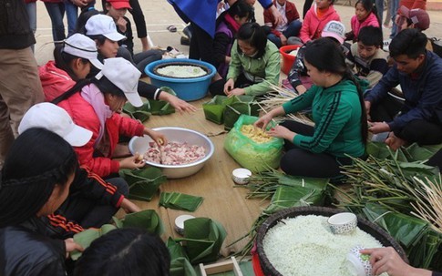 Thầy trò góp tiền gói bánh chưng tặng học sinh nghèo