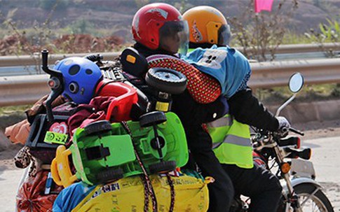 Hành lý đặc biệt của lao động xa xứ về quê ăn Tết