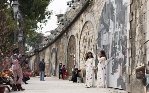 18 bức họa trên phố Phùng Hưng trở thành điểm "check in" mới của người Hà Nội