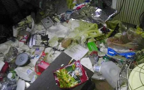Đi chơi về, chàng trai hoảng hồn thấy nhà tan nát, ngập rác, hóa ra thủ phạm quá khó ngờ