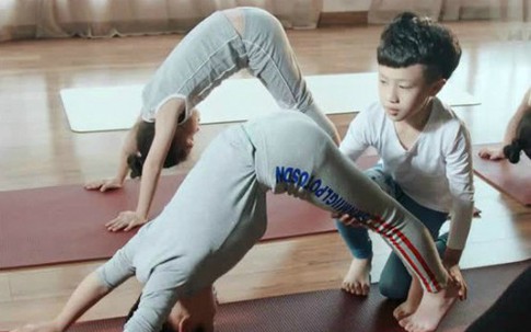 Cậu bé tự kỷ Trung Quốc kiếm hàng trăm triệu nhờ dạy yoga