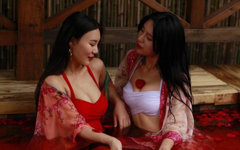 Các cô gái Trung Quốc đọ ngực để được làm diễn viên đóng thế