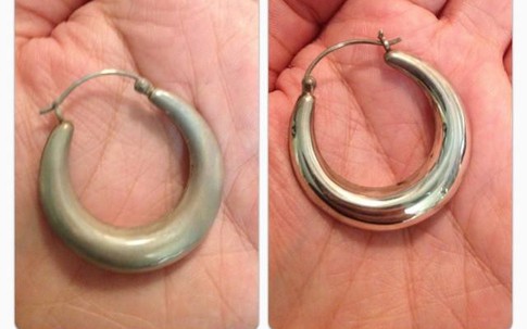 Bọc giấy nhôm vào khay rồi đổ nước sôi, đồ bạc cũ thế nào sau khi nhúng vào cũng sáng như mới