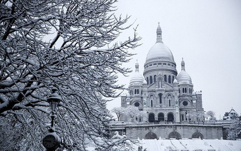 Chỉ sau một đêm, tuyết nhấn chìm Paris vào một màu trắng mộng mơ dày tới gần 18cm khiến nhiều người ngỡ ngàng