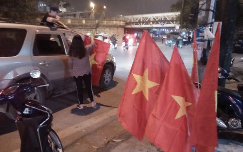 Dân bán cờ hốt bạc triệu sau khi tuyển U23 Việt Nam vào bán kết