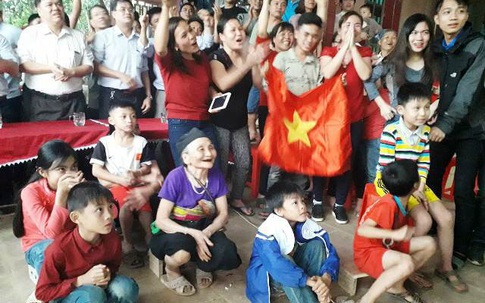 Niềm vui vỡ òa tại gia đình thủ môn Bùi Tiến Dũng sau chiến thắng lịch sử của Việt Nam