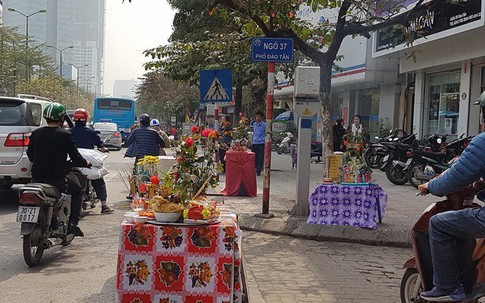Kỳ lạ cả dãy phố lớn bày lễ ra đường để rước Thánh giữa trung tâm Hà Nội