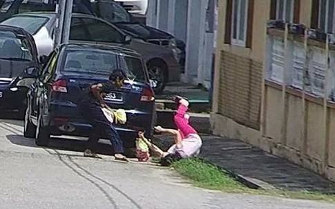 Cụ già bị cướp giật trên phố, người qua đường ngoảnh mặt làm ngơ