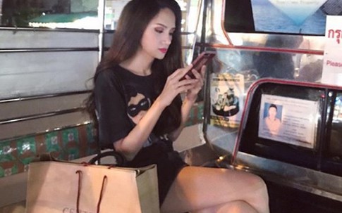 Đăng quang hoa hậu, Hương Giang Idol bắt xe tuk tuk thay vì ngồi xe riêng